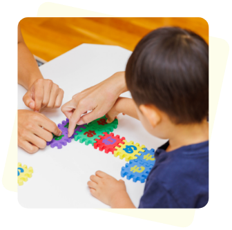 ブロック遊びをする男の子